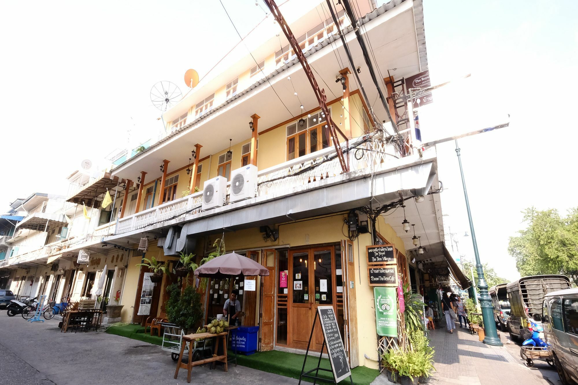 The Royal Thatien Village Bangkok Exteriör bild